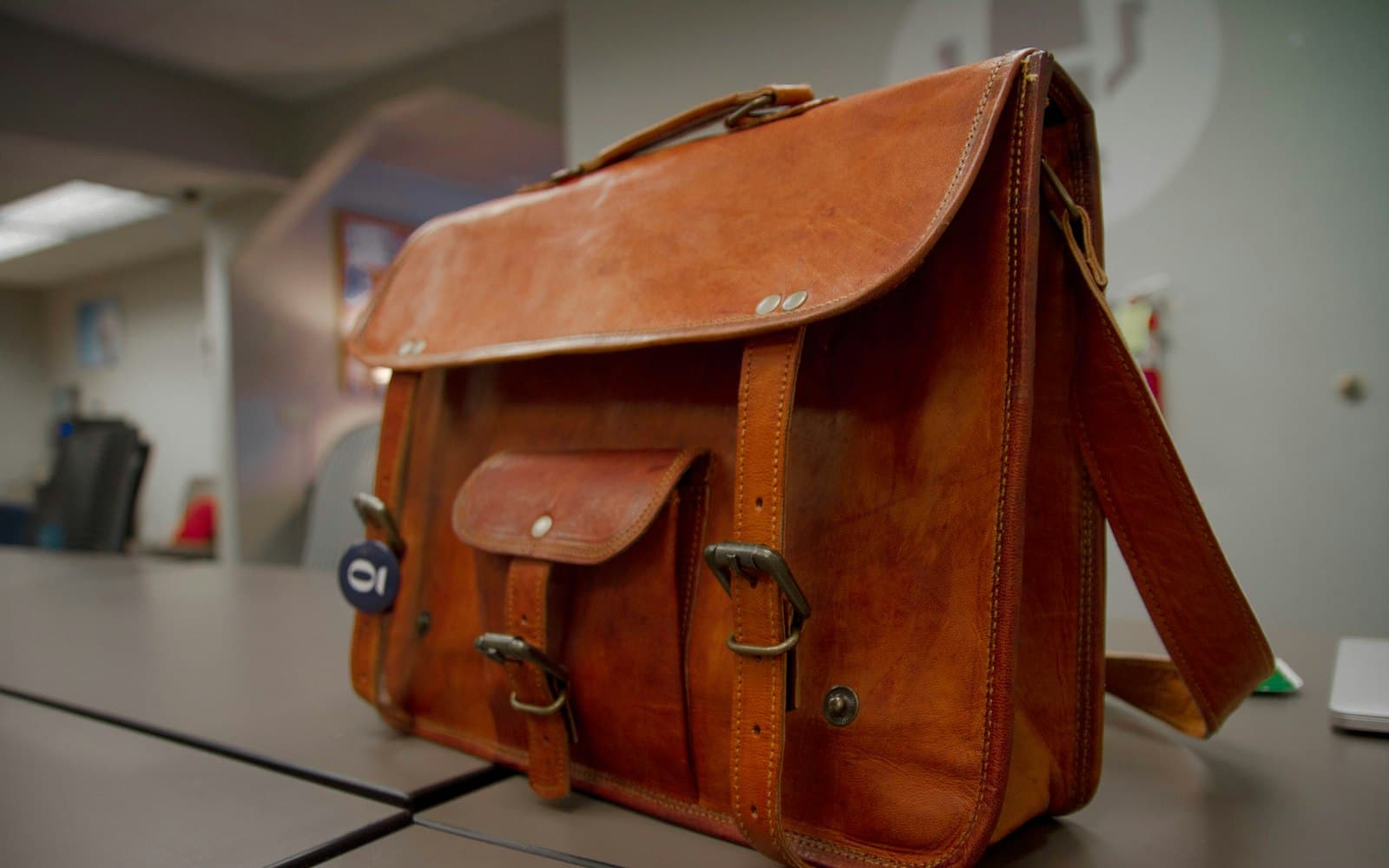 Bolsa de couro fotografada em estúdio, peça do catálogo da Garzon Bags